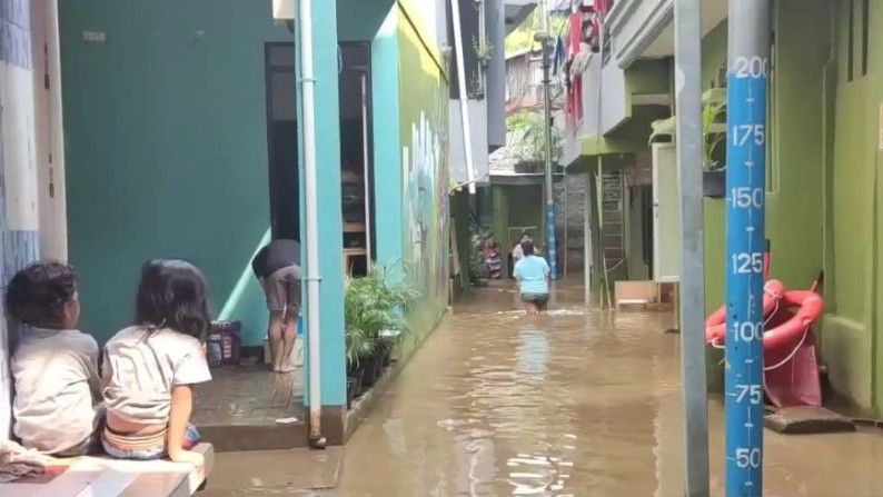 Kabar Terkini Banjir 1 Meter Rendam Rumah Warga Kebon Pala Kampung Melayu: Air Mulai Surut