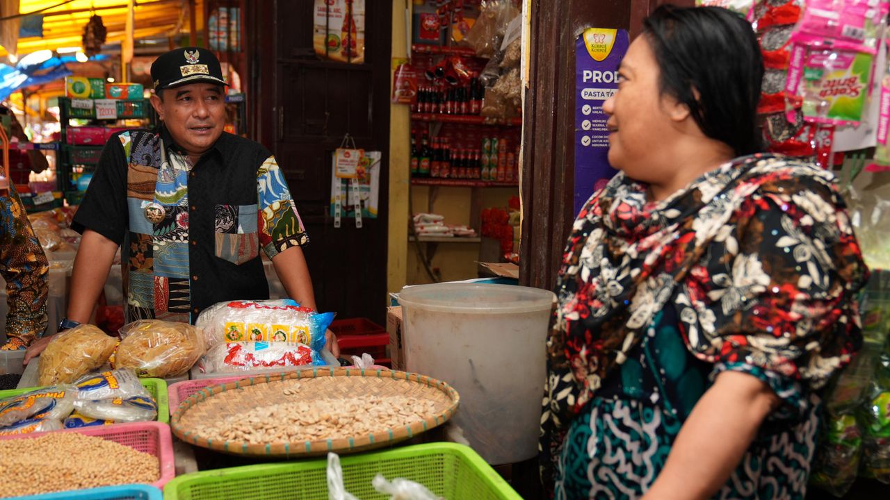 Momen Pedagang Pasar Terong Curhat Harga Beras Naik, Pj Gubernur Sulsel Beri Solusi