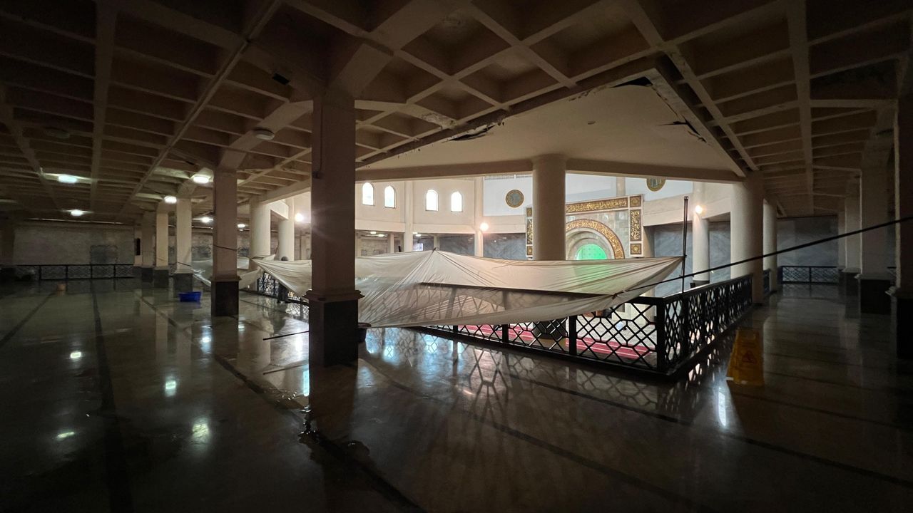 Atap Bocor, Kondisi Masjid Kebanggaan Warga Kota Bandung Kian Memprihatinkan!