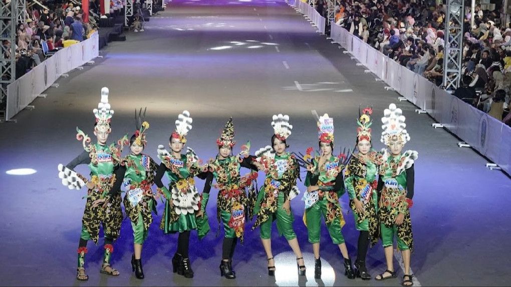 Terinspirasi dari Kekayaan Alam, Produk Lokal Manfaatkan Kemasan Daur Ulang di Jember Fashion Carnaval 2023
