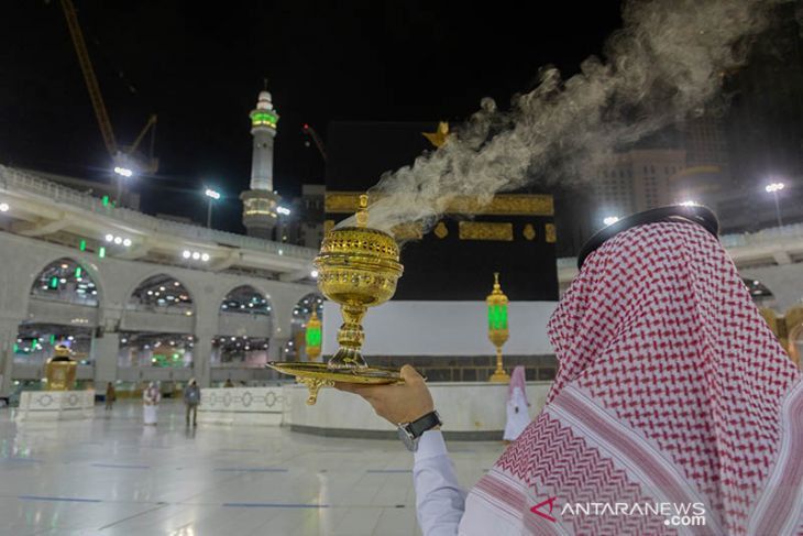 Kelakukan Unik Jemaah Haji: Asyik Merokok di Area Masjid Nabawi, padahal Sudah Dilarang