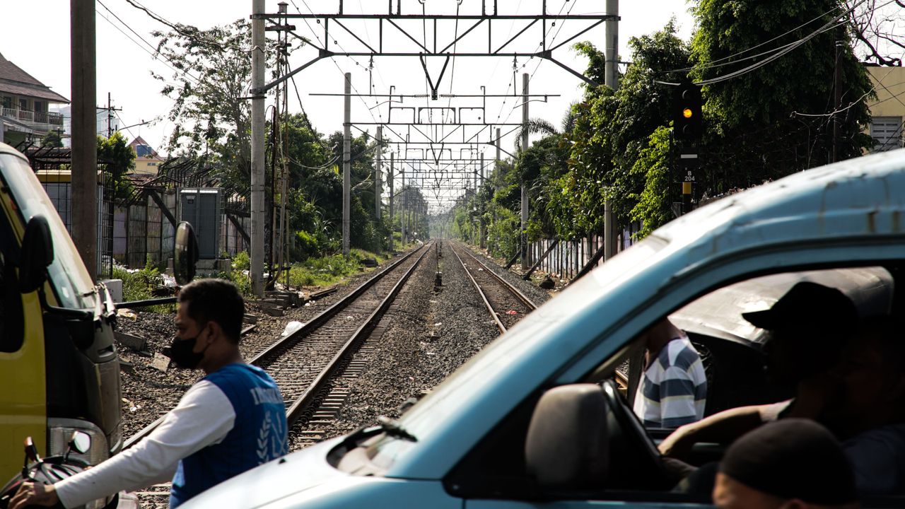 Nasib Pria Terduga ODGJ Usai Tersambar Kereta Api karena Berjalan di Pinggir Rel Tambora