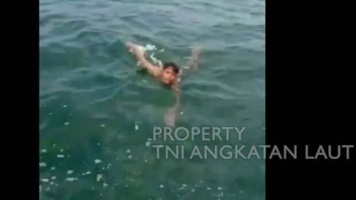 Viral Aksi Kapal TNI AL Selamatkan Bocah Terombang-ambing di Tengah Laut, Ngaku Dibuang dari Kapal
