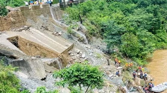 Dua Bus Tercebur ke Sungai Akibat Tanah Longsor, Puluhan Penumpang Dinyatakan Hilang