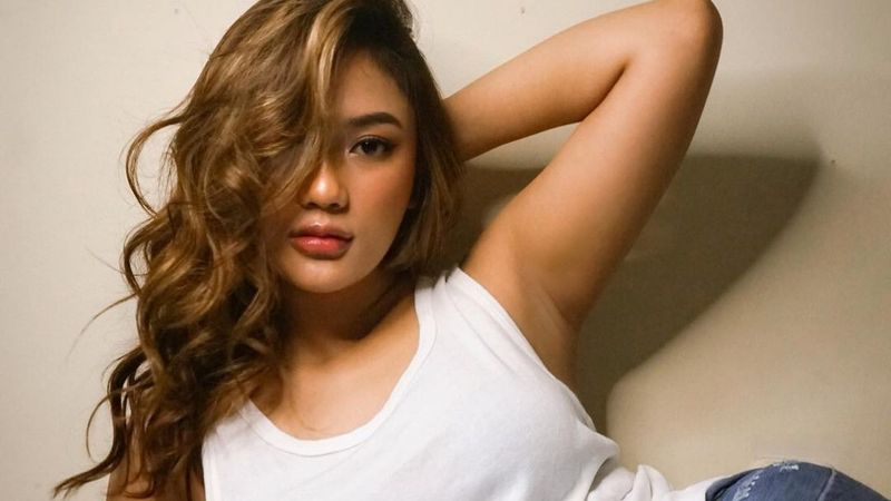 Bikin Kaum Adam Meleleh Pose Seksi Marion Jola Pakai Singlet Netizen