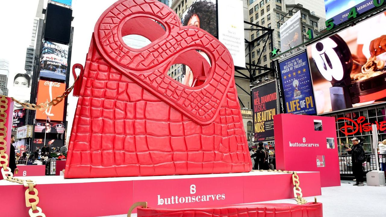 Merah Menyala, Instalasi Tas Raksasa Buttonscarves Brand Asal Indonesia Menjulang Tinggi Berdiri di Times Square New York