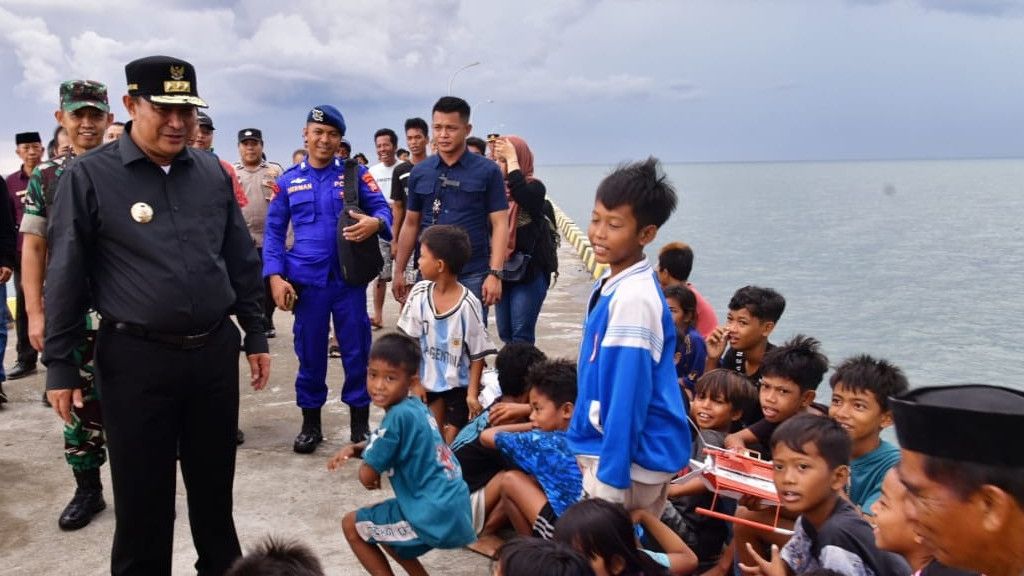 Momen Pj Gubernur Sulsel Bahtiar Disambut Riang Anak-Anak Nelayan di Takalar