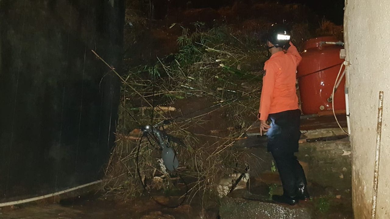 Diguyur Hujan Sepanjang Malam dan Bikin Longsor, Kota Bogor Berduka