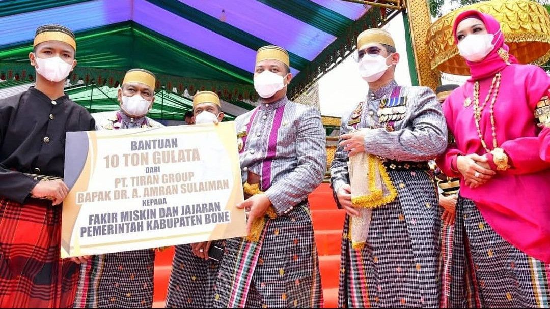 Momen PLT Gubernur Sulsel Ikut Prosesi Adat Mattopang Arajang di HUt Kabupaten Bone