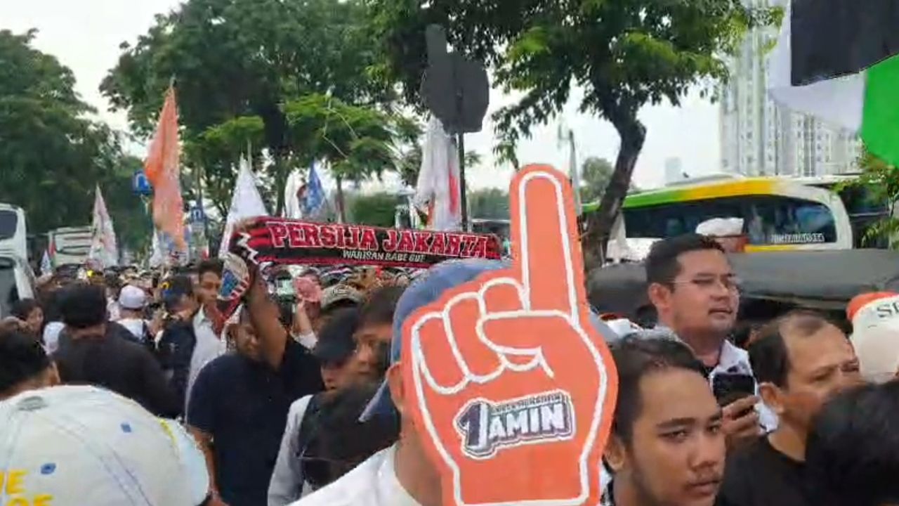 Kumpul Akbar Anies-Muhaimin di JIS Diwarnai Atribut Persija hingga Bendera Palestina