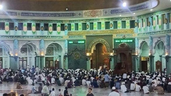 Warga Kota Tangerang! Rajin Salat Tarawih di Masjid Al Azhom Bakal Dikasih Umroh Sama Wali Kota