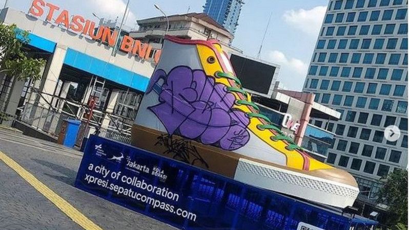 Tugu Sepatu di Jakarta Dicoret dan Dibilang Vandalisme, Denny Siregar: Menghina Jokowi Disebut Mural