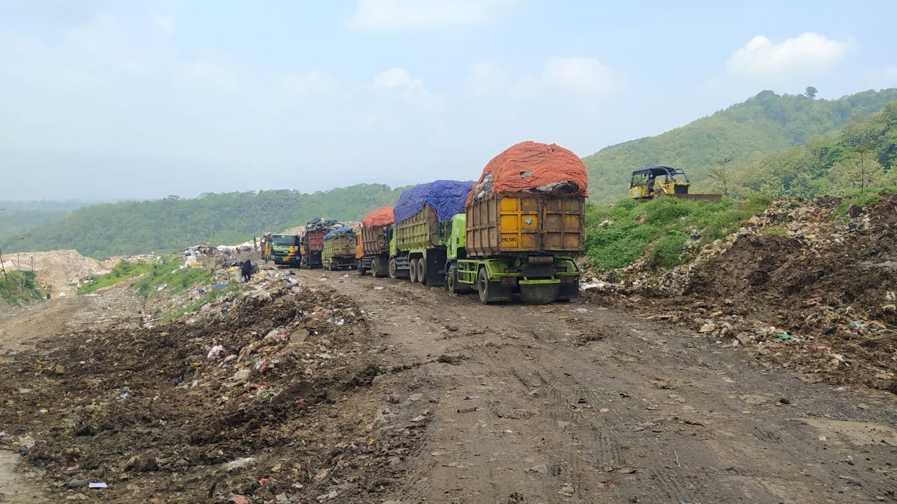 Faktor Cuaca dan Alat Berat yang Rusak Jadi Biang Kerok Truk Sampah Mengantre di TPA Sarimukti