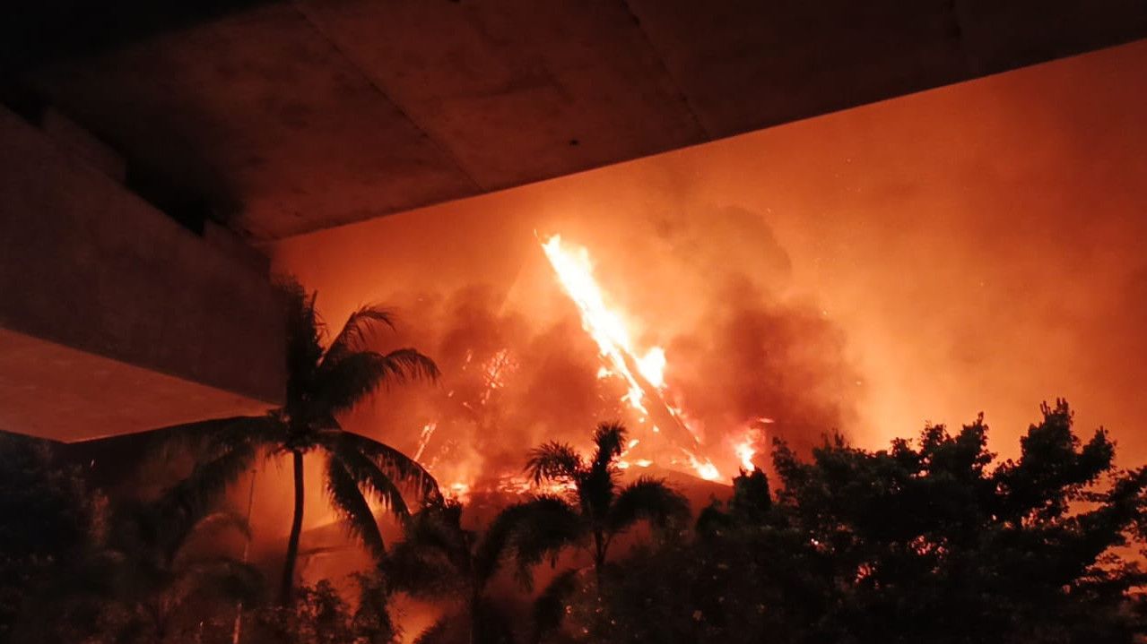 DPRD Makassar Ludes Dibakar Massa, Dua Pegawai Pemerintah Tewas