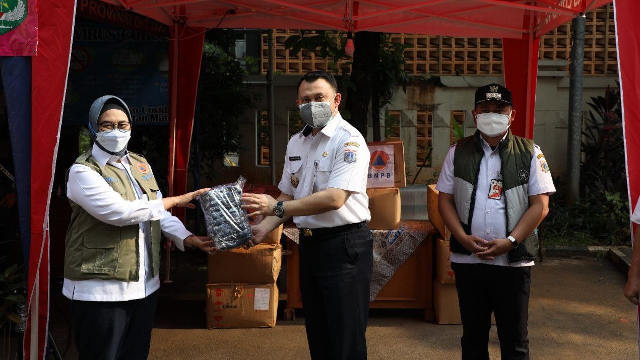 Disentil Jokowi, BNPB Langsung bagi-bagi 60 Ribu Masker di Matraman
