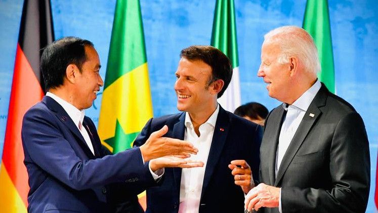Akrabnya Jokowi dengan Pemimpin Dunia Hingga Dipeluk Presiden Prancis di KTT G7, Karena Mau Kunjungi Ukraina?