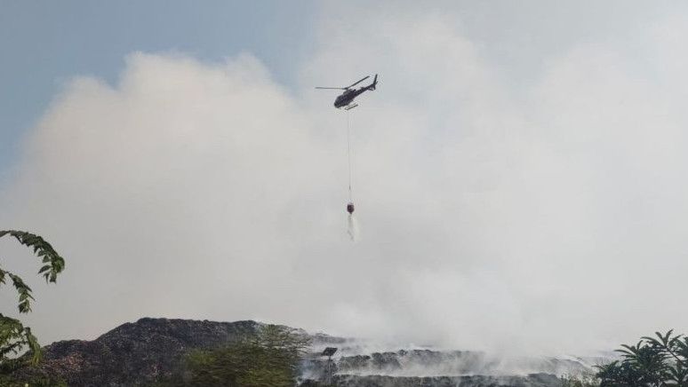 TPA Rawakucing Tangerang Terbakar, Helikopter Water Bombing Dioperasikan hingga Malam Hari