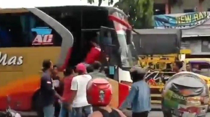 Lawan Arah di Lamongan, Sopir Bus Ini Diturunkan Paksa dan Nyaris Dipukuli Warga