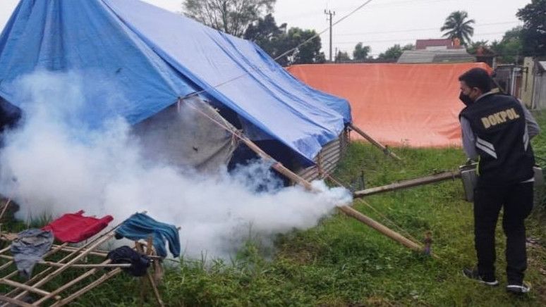 Polri Fogging Posko Pengungsian di Cianjur Antisipasi DBD, Banyak Ditemukan Genangan Air