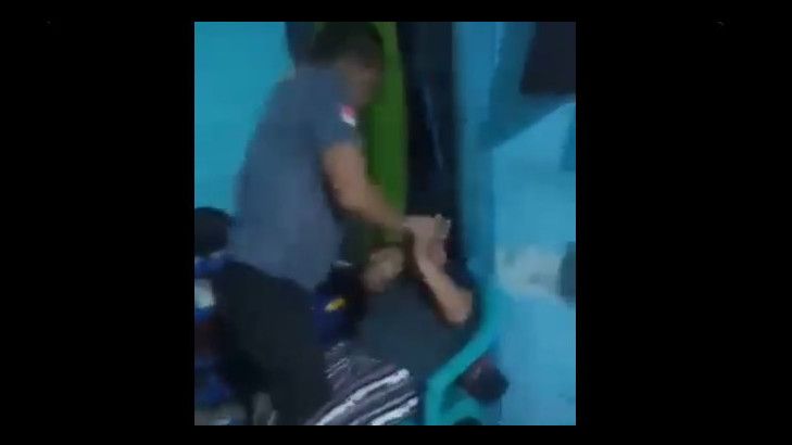 Viral! Video Suami Cekik Istri Hingga Jatuh ke Lantai di Tangsel, Polisi Tangkap Pelaku