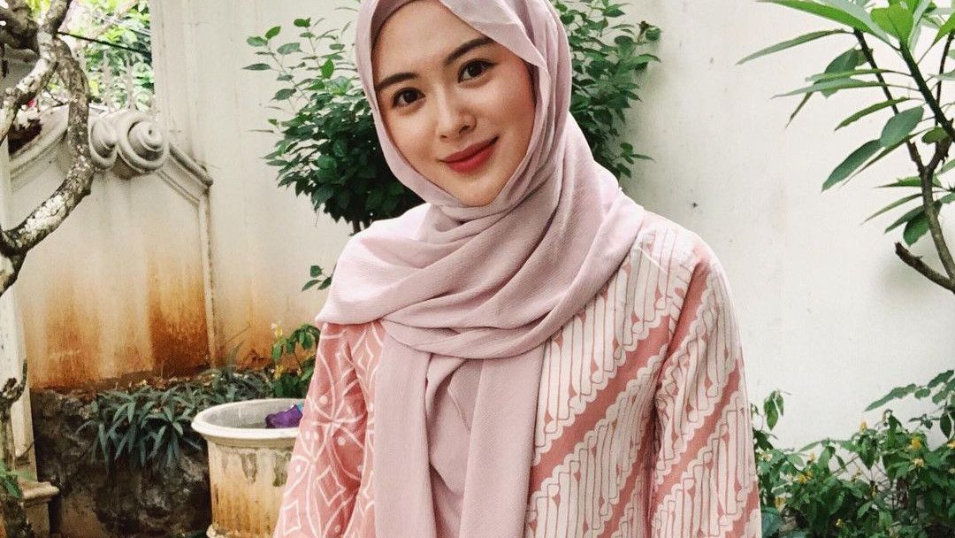 Ayana Moon OOTD di Area Masjid Istiqlal, Netizen: Kok pakai Sepatu di Masjid Unnie?