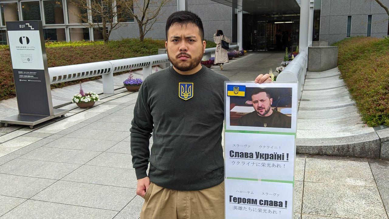 Tunjukkan Dukungan untuk Ukraina, Mahasiswa Jepang Cosplay Jadi Volodymyr Zelenskyy di Hari Wisuda