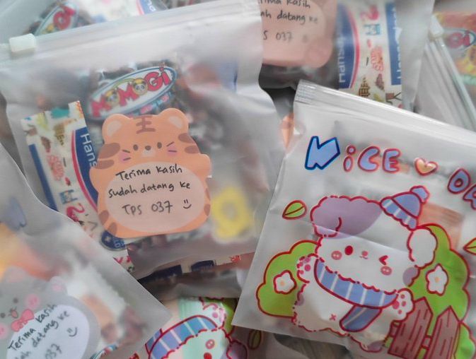 Petugas TPS Cibalongsari Bagikan Freebies seperti di Konser K-Pop untuk Warga yang Nyoblos