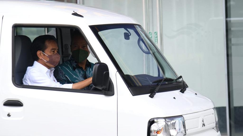 Aksi Jokowi Pilih Jajal Mobil Listrik Dibandingkan Produk Lain