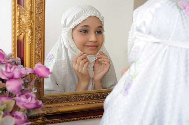 Kenapa Wajah Kita Terlihat Menawan di Depan Cermin dan Jelek Saat di Foto?
