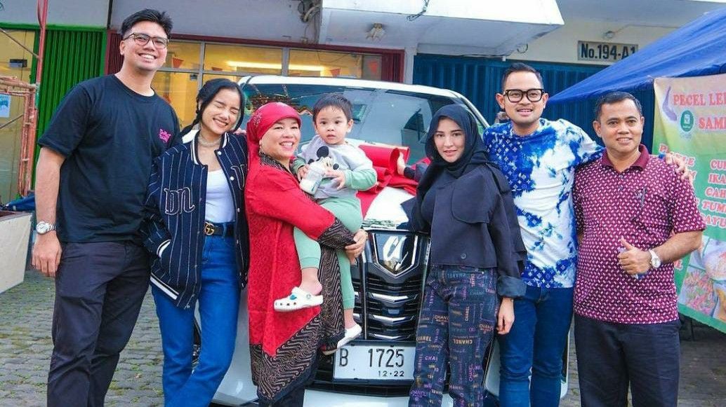 Haji Faisal Dapat Hadiah Mobil Alhard Secara Cuma-cuma, Oma Gala Sky Menangis: Tak Ada Hentinya Bersyukur