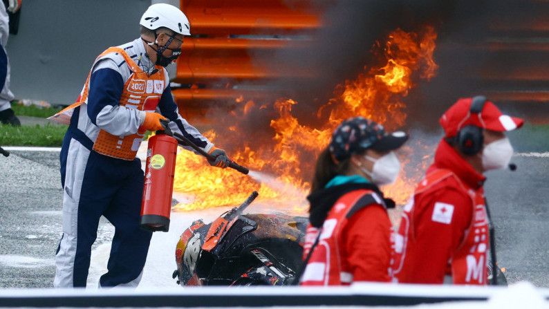 Detik-detik Tabrakan Pedrosa dan Savadori di GP Styria hingga Motornya Terbakar