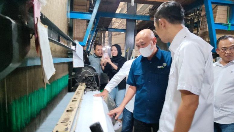Menkop Sebut Praktik Predatory Pricing Sebabkan Industri Tekstil Lokal Terpukul: Dari China Harga Sangat Murah