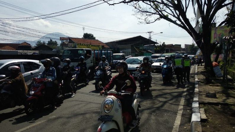 Penyekatan Kendaraan Buat Arus Lalin di Cibiru Bandung Sempat Macet Total