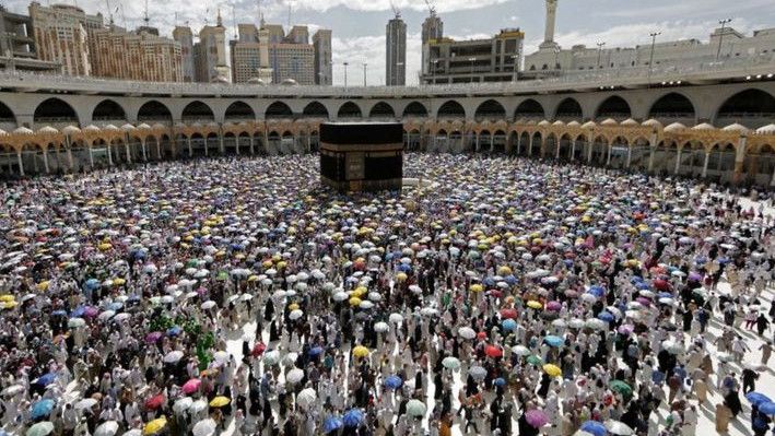 Alhamdulillah, Masjidil Haram dan Masjid Nabawi Dibuka dalam Kapasitas Penuh Hari Ini, Shaf Salat Kembali Dirapatkan
