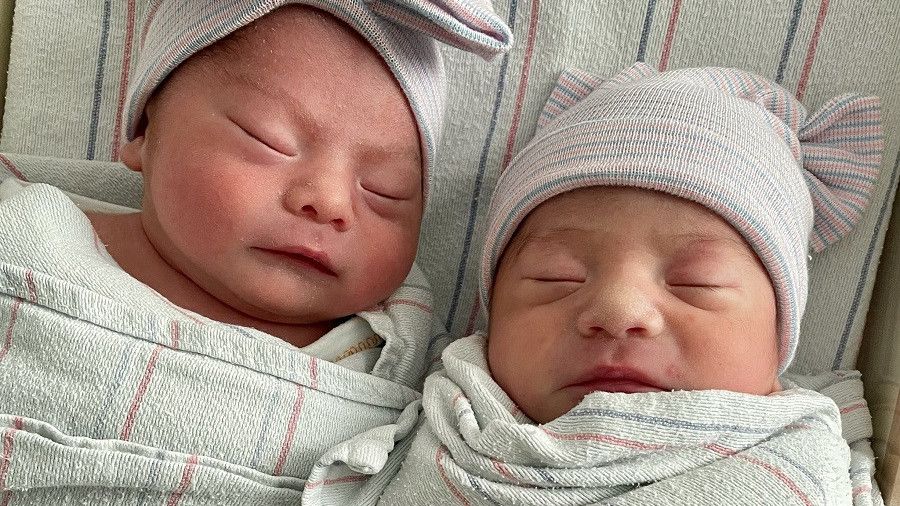 Unik, Selisih 15 Menit, Sepasang Bayi Kembar Lucu Ini Lahir Beda Tahun