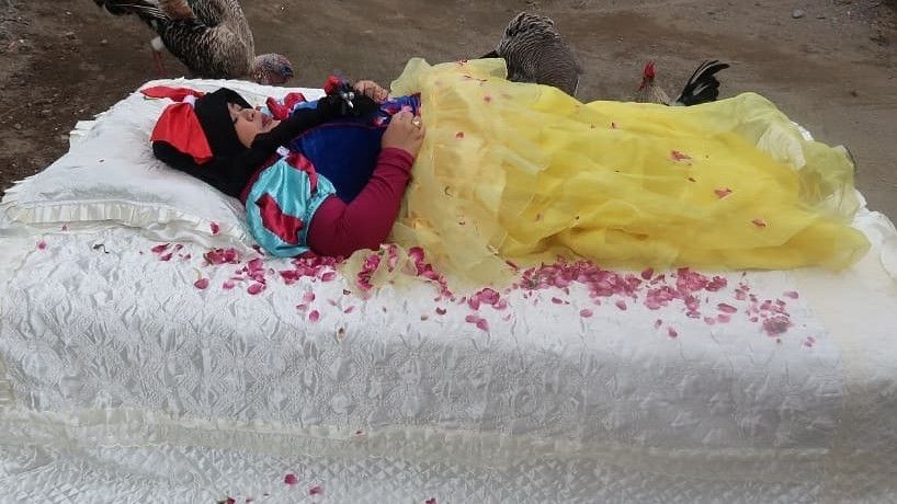 Kekeyi Berpose Cantik Bak Putri Tidur, Doa Jahat Mantan Kekasih: Semoga Tenang di Sana