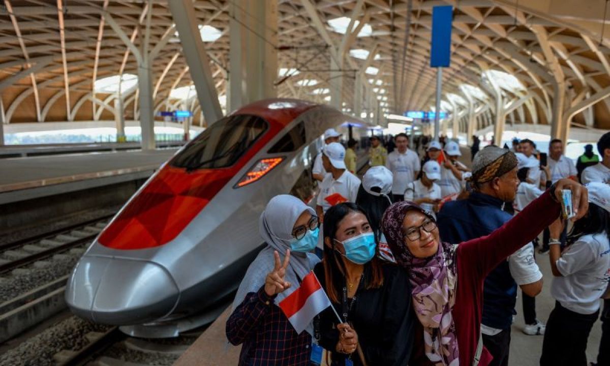 Anak-Anak Diminta Tak Main Layangan di Sekitar Jalur Kereta Cepat Whoosh, Bahaya!