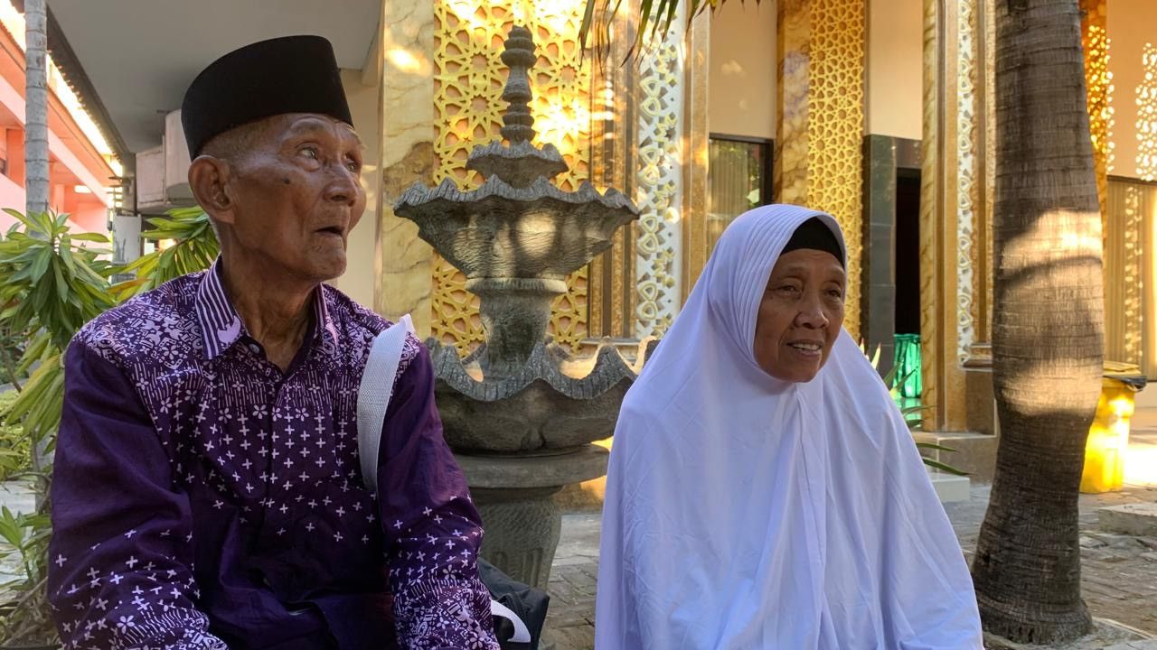 Tukang Parkir Naik Haji: Kisah Pasutri Bojonegoro Kumpulkan Uang Demi ke Tanah Suci