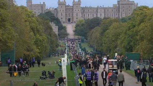 Padati Area Kastil Windsor, Rakyat Inggris Gelar Tenda Demi Saksikan Ratu Elizabeth II Menuju Peristirahan Terakhir