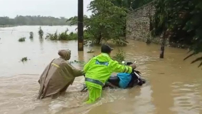 Terus Diguyur Hujan, Bangkalan Jatim Banjir, Macet Tak Terelakkan