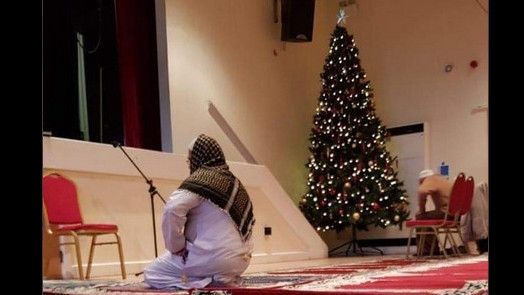 Heboh Beredar Foto Pohon Natal di Dalam Masjid, Benarkah?