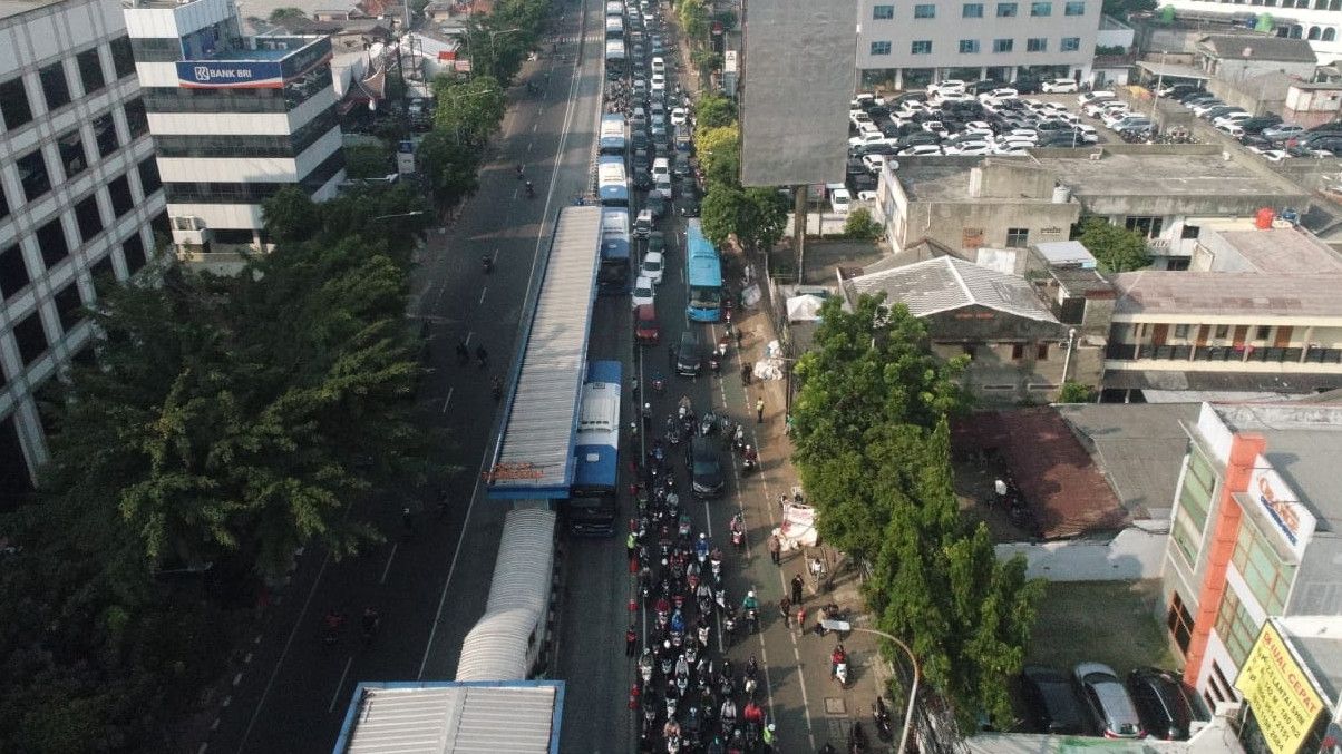 Situasi Terkini Hari Pertama Penambahan Penyekatan di Mampang Prapatan, Sempat Terjadi Kemacetan Panjang