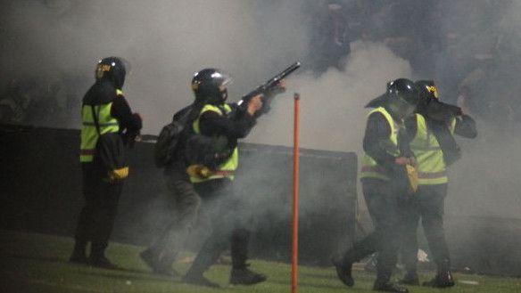 Polisi di Semarang Tembakkan Gas Air Mata Halau Demonstran, Anak Sekolah Tumbang