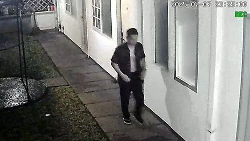 Ini Momen Terakhir Diplomat Kemlu RI Terekam CCTV Sebelum Tewas, Bawa Kresek Hitam dari Kamar