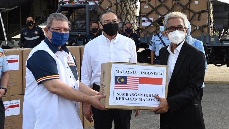 Malaysia yang Heran Kasus COVID-19 di Indonesia Menurun Kini Kirim Obat dan Alkes