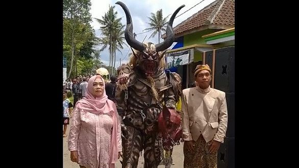 Rombongan Orang Berkostum Iblis Hibur Pernikahan Adat Jawa, Terjadi di Malang?