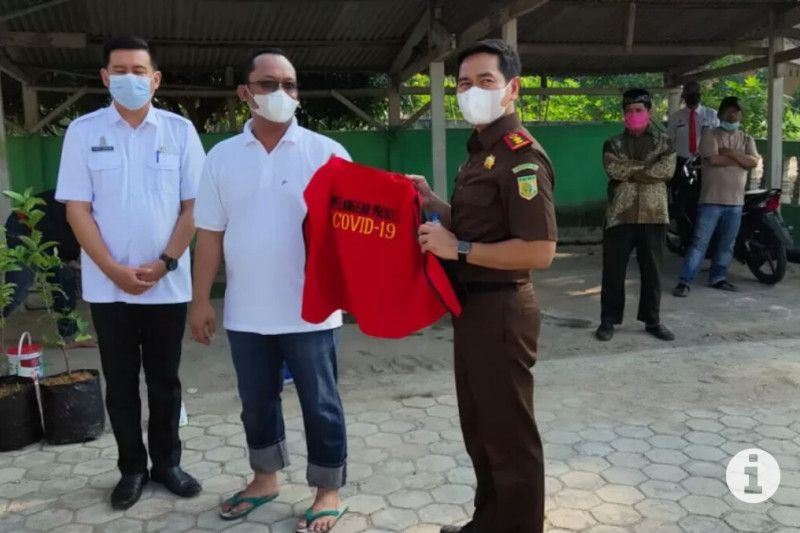 Wabup Lampung Tengah Dihukum Bersihkan Masjid Akibat Langgar Prokes, Daerah Lain Berani Nggak?
