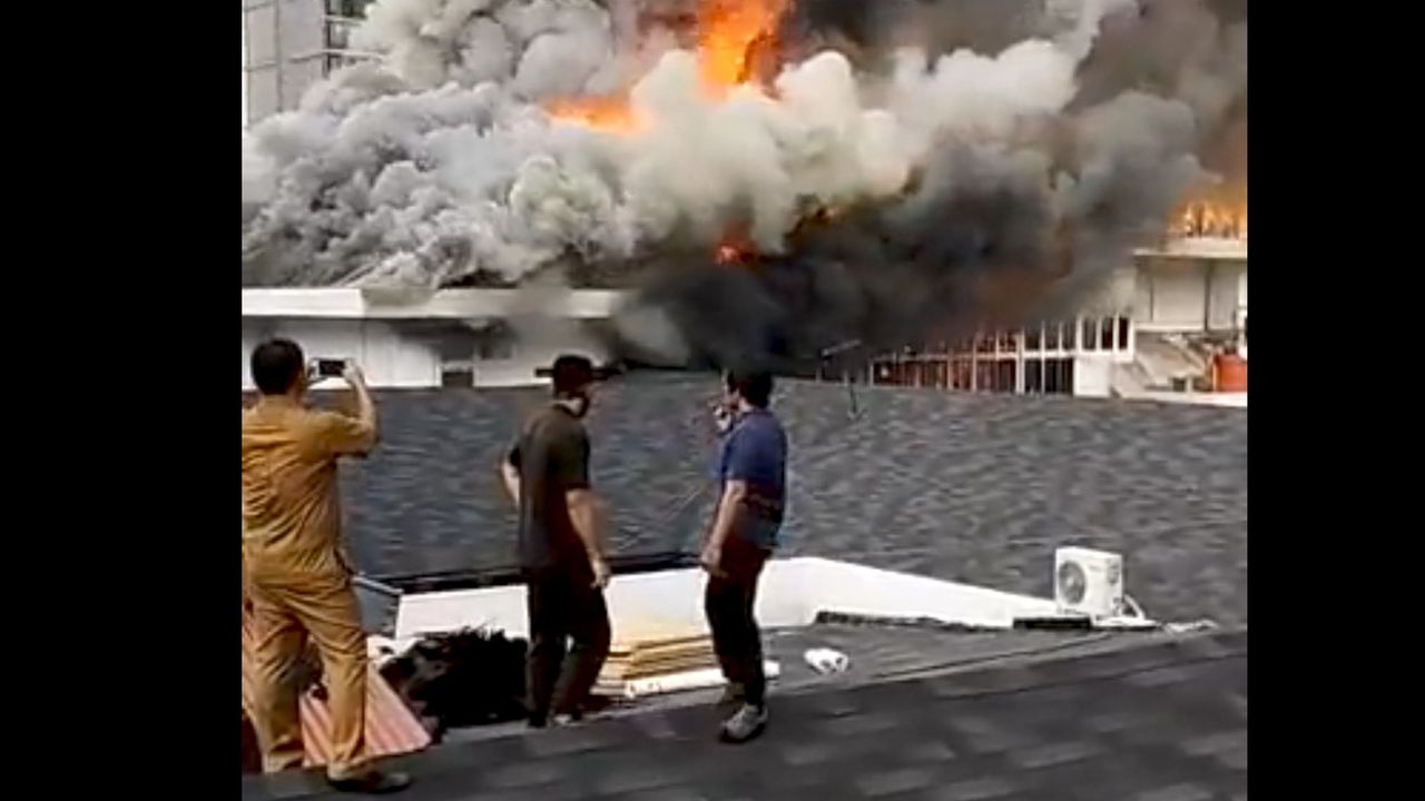 Viral Warga Nonton Kebakaran Balai Kota Bandung di Atap Gedung, Ridwan Kamil: Membahayakan, Jangan Ditiru!