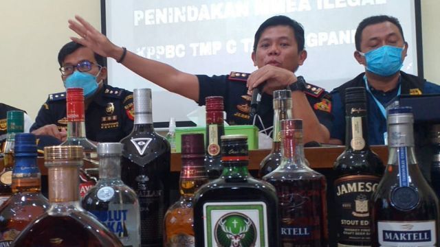 Bea Cukai Amankan Ribuan Botol Minuman Keras Ilegal Asal Singapura Tujuan Jakarta
