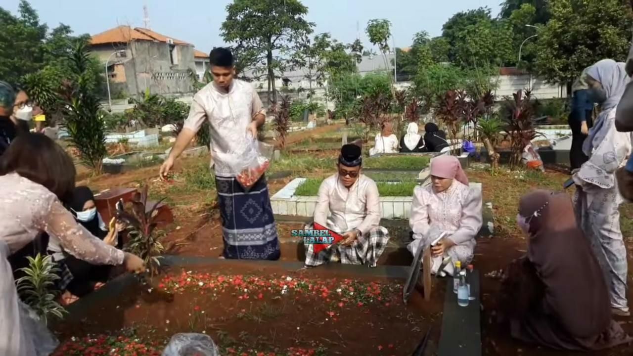Keluarga Haji Faisal ziarah ke makam (Foto: YouTube/Sambel Lalap)